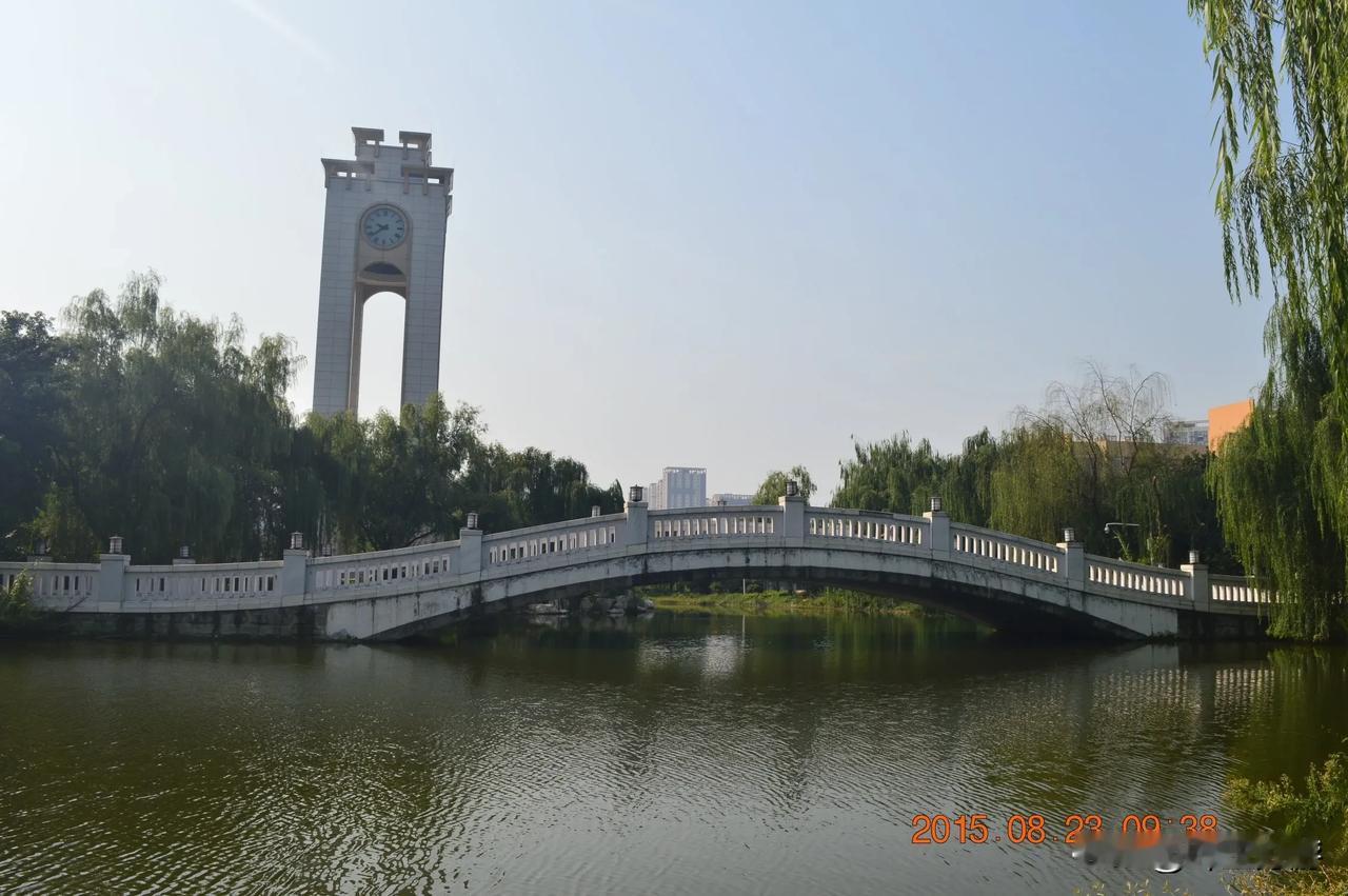西南财经大学温江校花
​我在2015年7月买了个人的第一部入门单反相机。从海南省