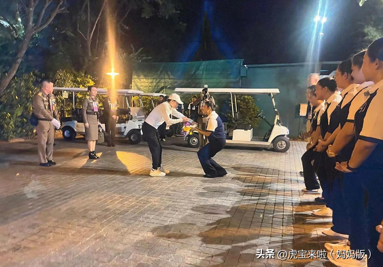 苏提达王后自己一个人出来度假了，给自己放了十天假！也是啊，天天和玛哈国王出席公务