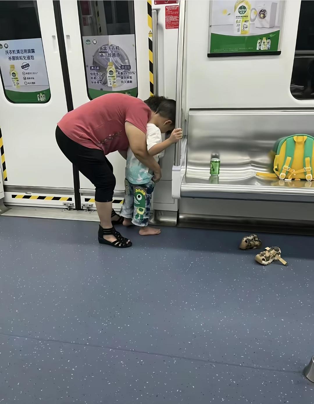 地铁上闻到尿骚味，原来我的鼻子没有骗我经常坐地铁通勤，有时候我在地铁上会闻到尿骚