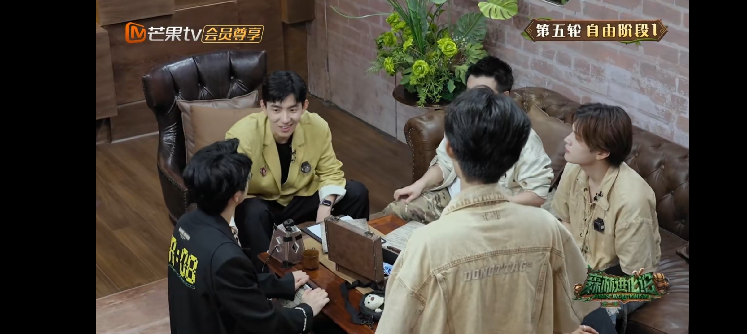 王春彧格局  石凯火树安慰落后的王易木，鼓励他还主动将物资分给雄鹰部落，大家都好