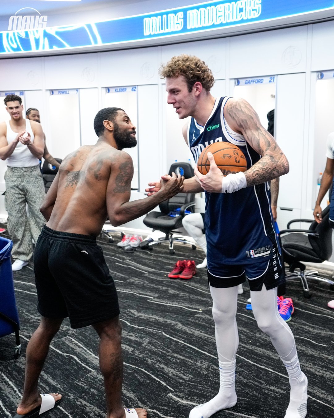迅速融入球队！新援凯利今天拿到个人 NBA 生涯第一分！收获比赛用球！ 