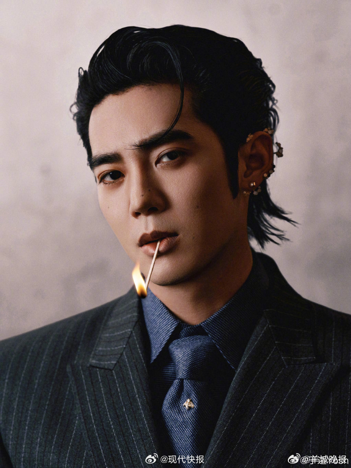 【#于适叼火柴大片#】 3月26日，晒出一组时装大片。他身着剪裁精良的西装，梳着