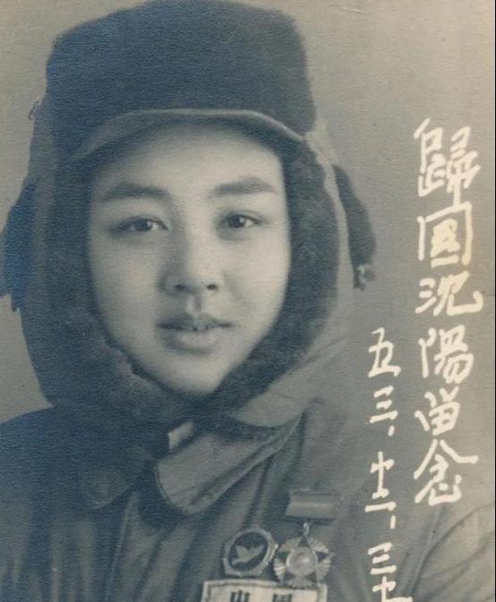 1953年，一名女志愿军战士回国，她在沈阳换乘的间隙，走进了一家照相馆，在这张照