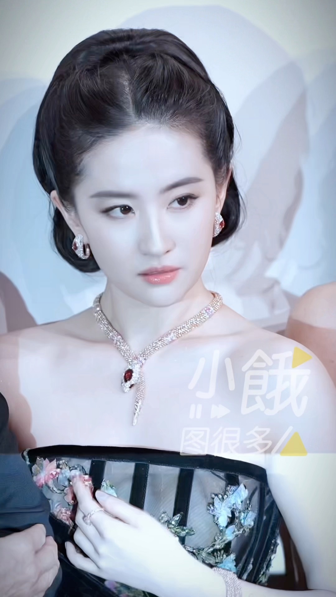 刘亦菲拖地挂脖高定  小时候不懂神仙姐姐的美是因为作为同龄人刘亦菲之前的角色设定