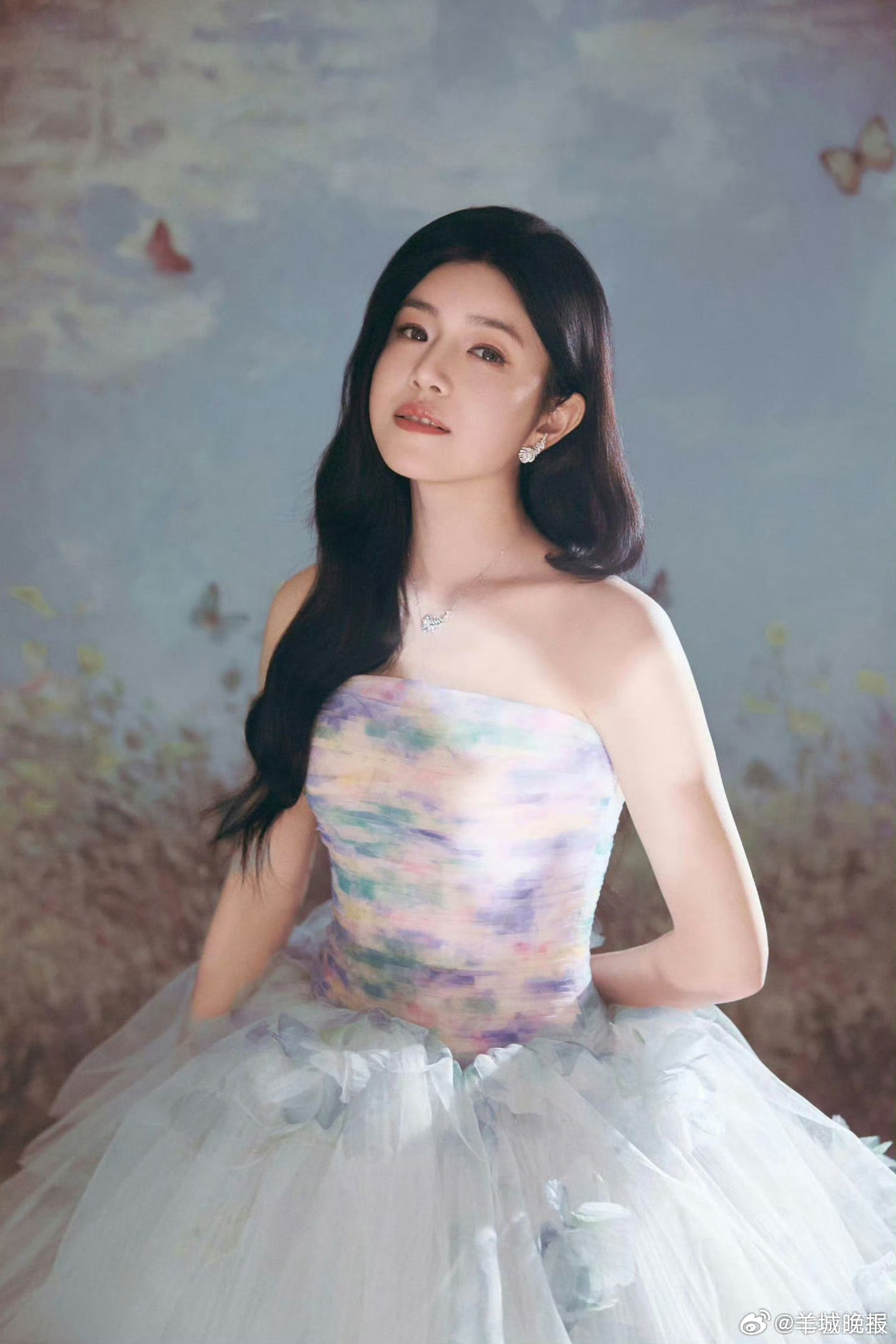 【你被谁的耳环深深吸引】一袭礼服，总要搭配珠宝点缀。你被谁的耳环深深吸引？评论区