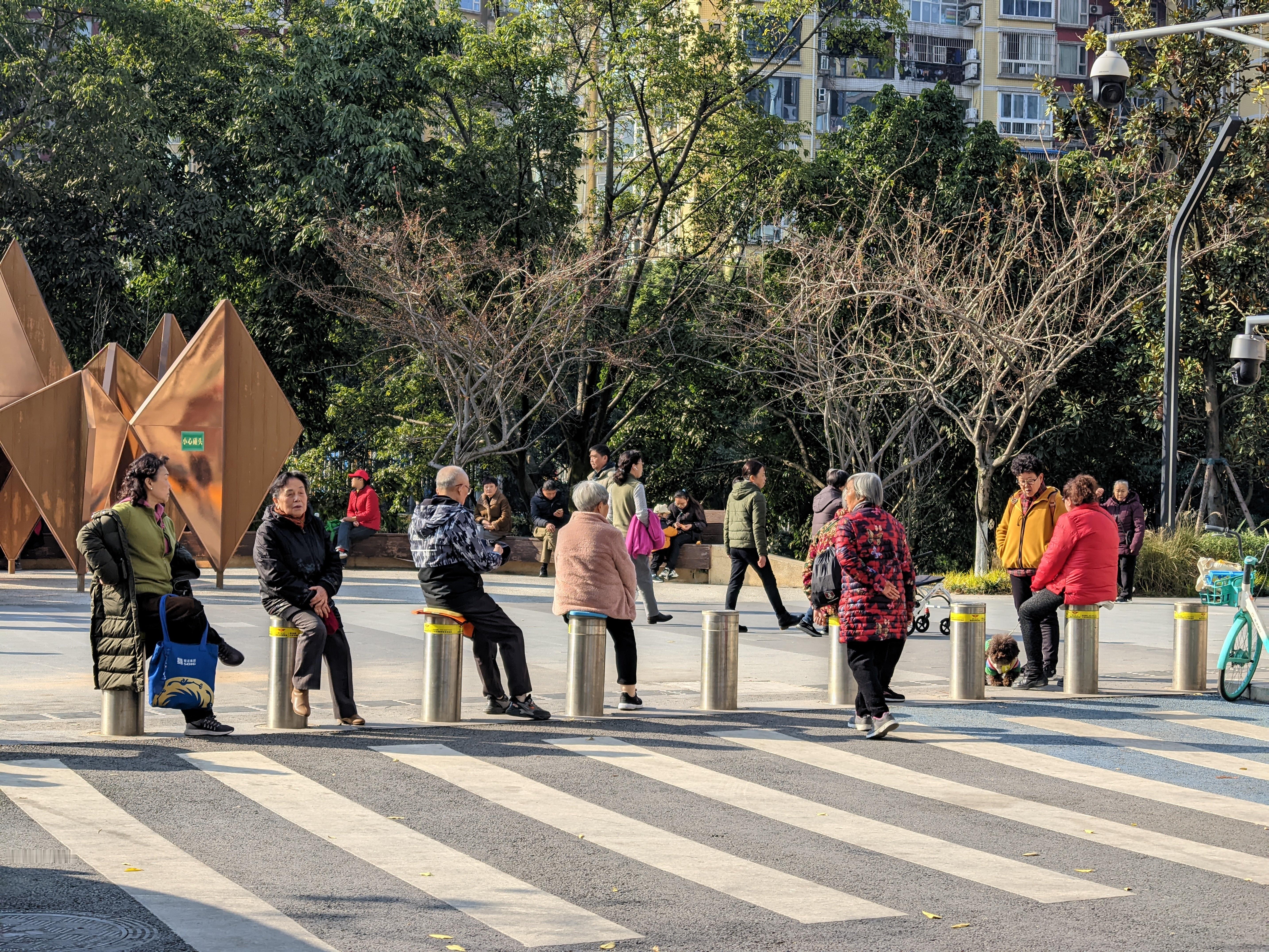 一出太阳，成都都是人。 