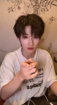 余宇涵邓恩熙是同一个驾校教练 笑晕！余宇涵直播分享驾校奇遇，和邓恩熙撞教练这事也