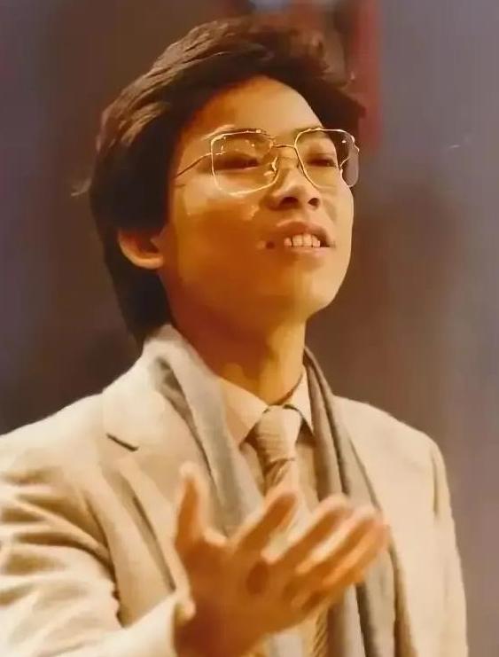 1982年，张明敏唱完 《我的中国心》后，被香港乐坛除名，正当他心灰意冷准备回电