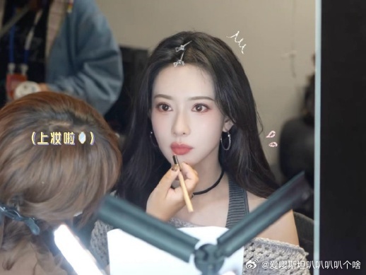 孟子义边回头边挥手孟子义一下车就开始打招呼 下车就挥手，进门前还回头。她好像不放