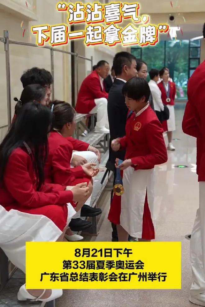 【大场面培养人】11岁的滑板运动员郑好好，是中国奥运代表团最年轻的选手。这么小就