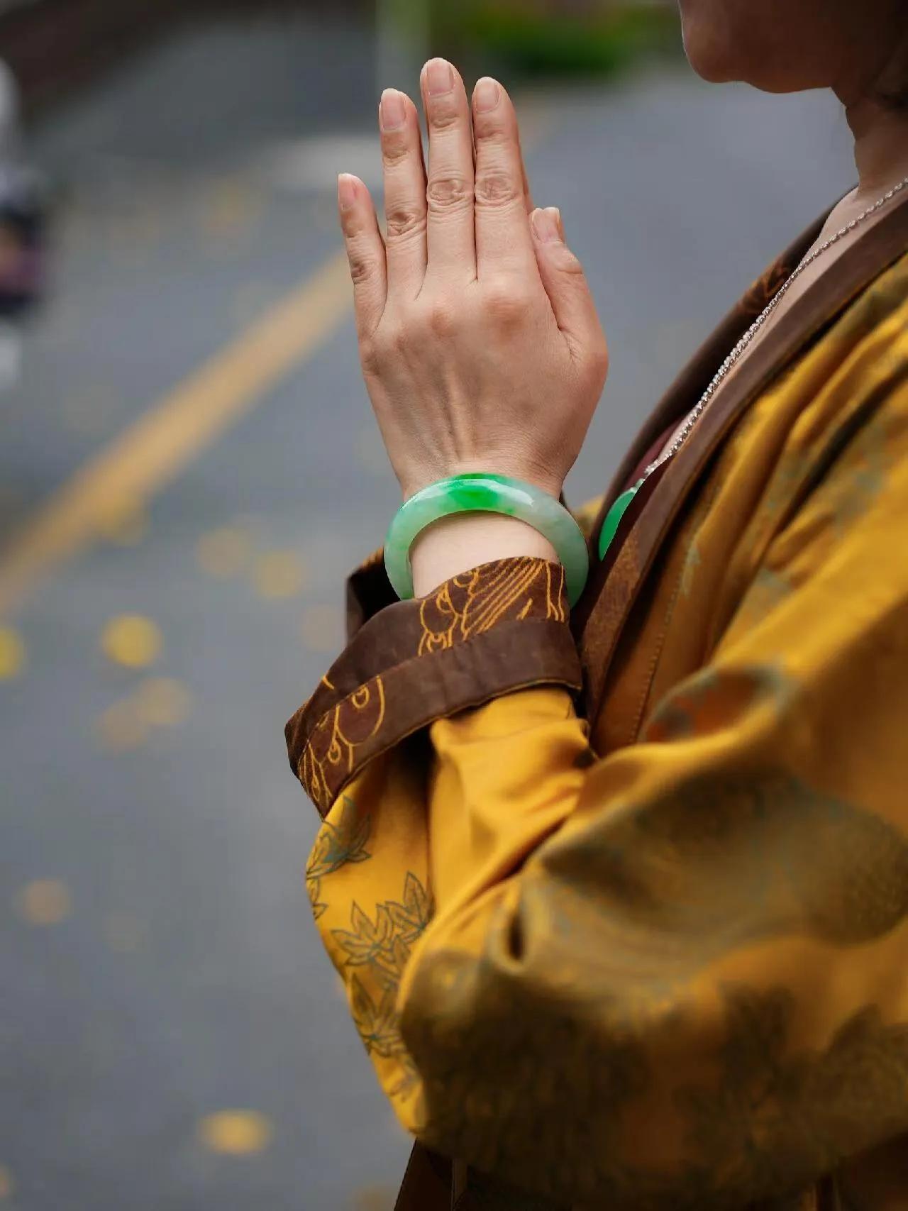 虔诚镯——白底青∶阅历是底色，绿色是气质，戴上就是“岁月静好”

人家头衔多着呢