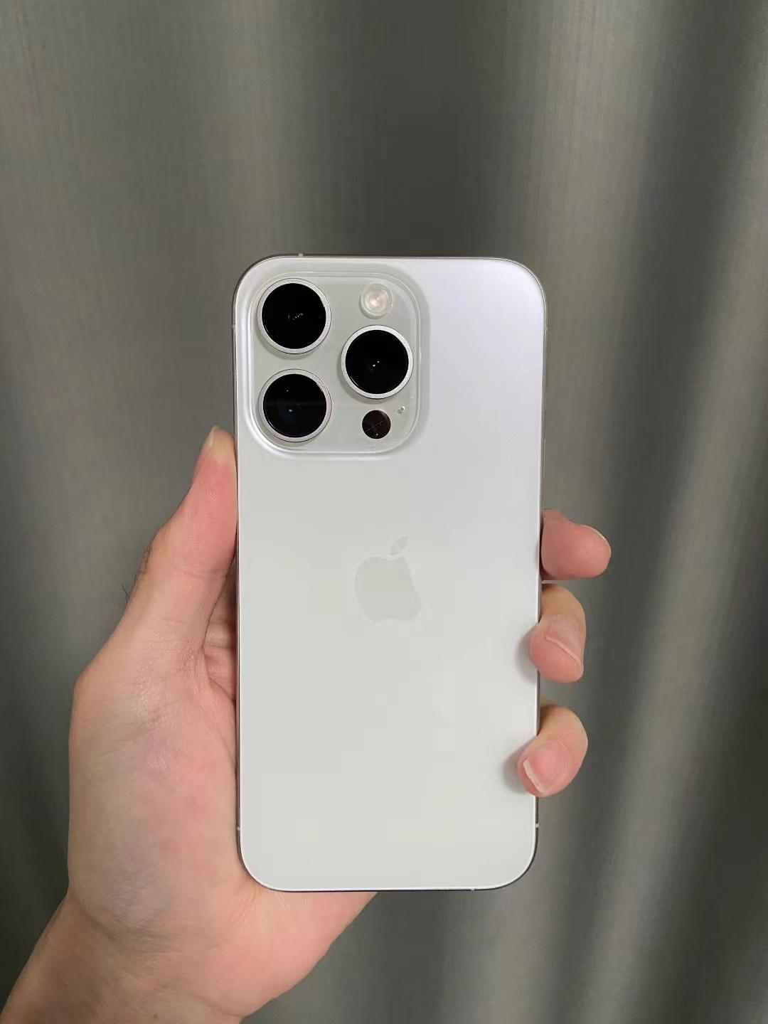 iPhone 15 Pro耗电好像有点猛...[尬笑]
上午9点半满电出门，上班