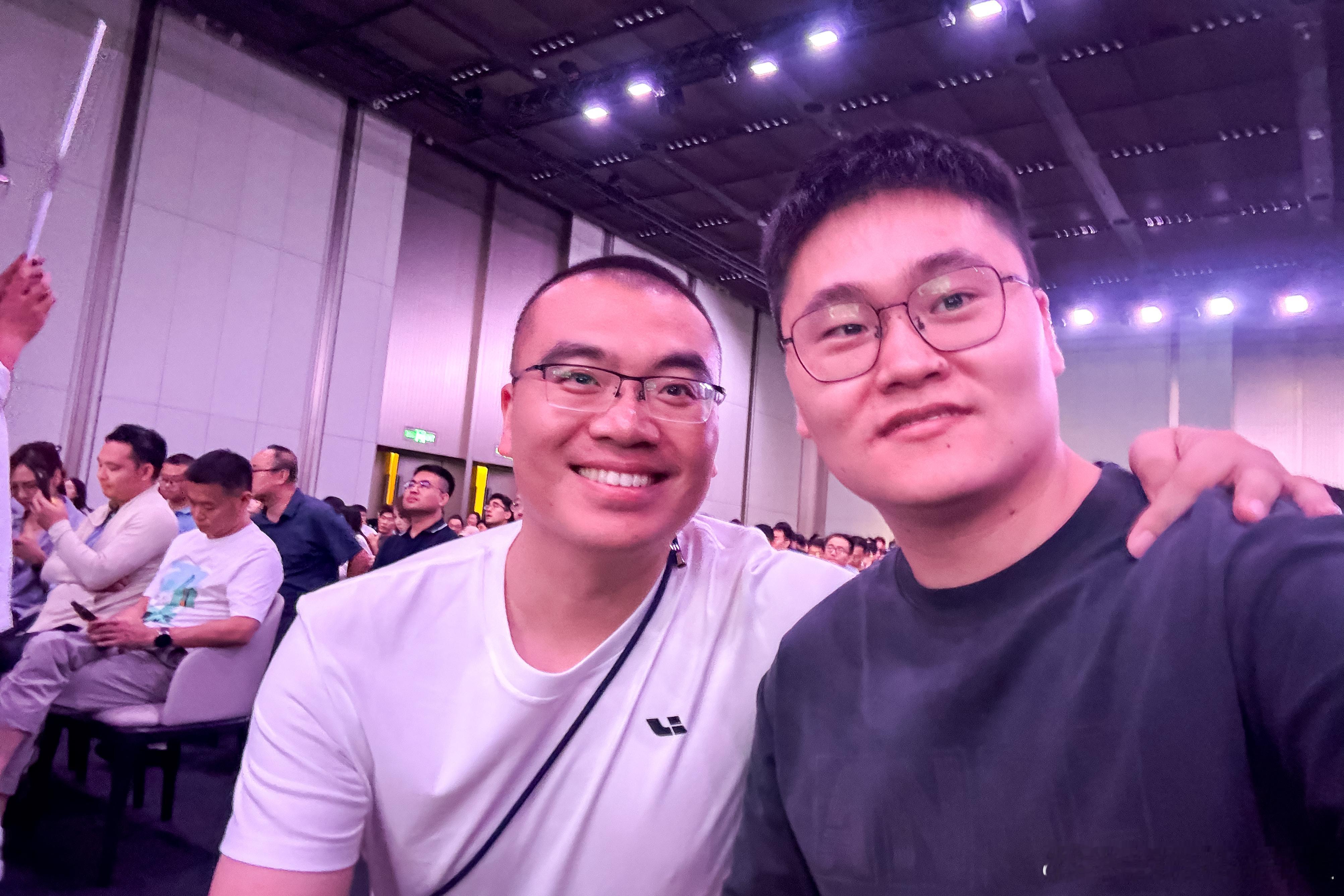 昨晚理想 i8 发布会，转角遇到，瘦了很多啊，就是太着急忘记要减肥配方了[dog