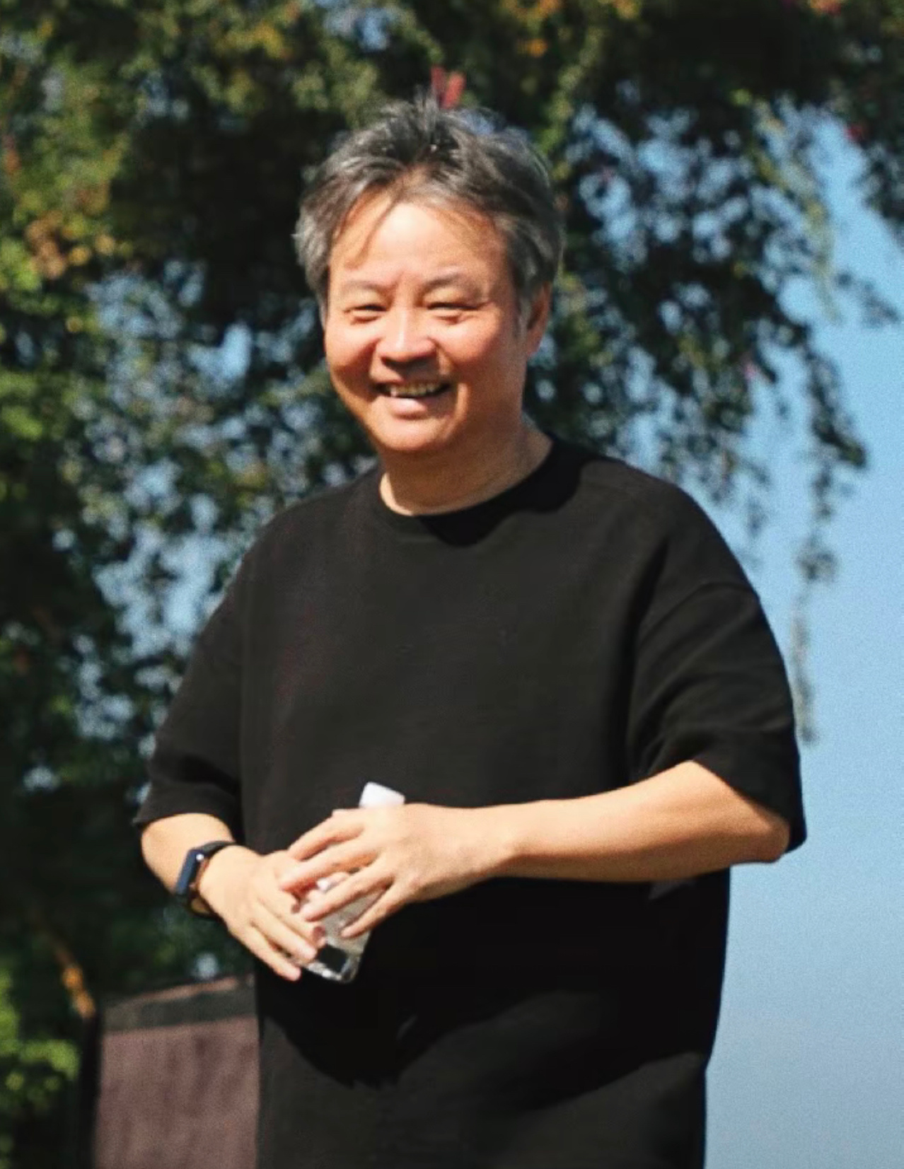 十岁孩子镜头下的余华 笙笙的镜头太厉害了，捕捉到了余华老师的文人墨气！余华老师的