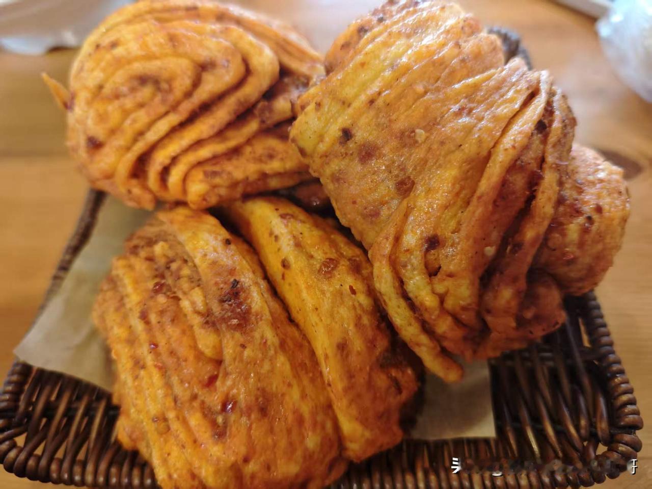 孩子从陕南商洛发来照片，那藏在小乡村的苍蝇小馆满是年代感。这不禁让我想起商洛00