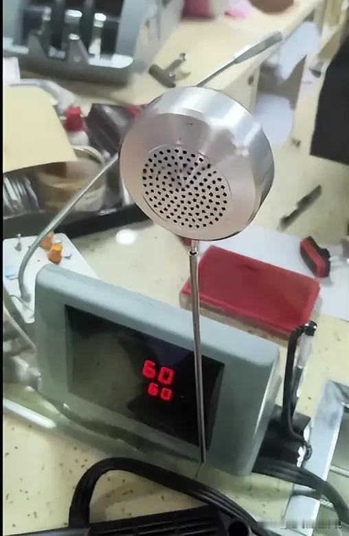 湖北娄底，女子去农商银行取300块钱，点钞机点了几遍都是60张。可就在柜员把钱递