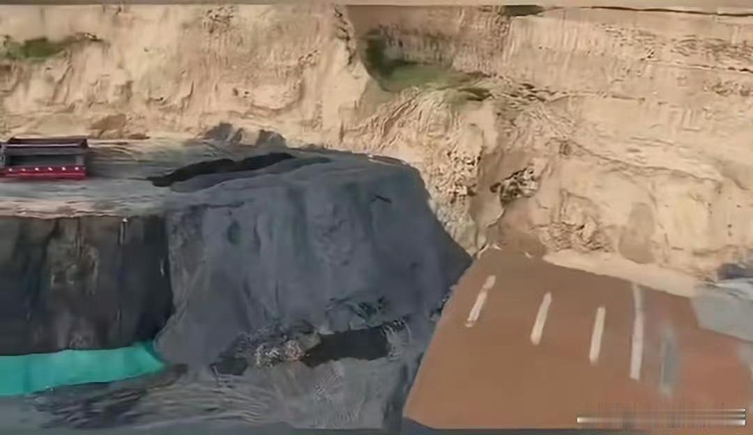 榆林古塔镇赵庄来源空心砖厂环境违法引关注 煤矸石乱堆蓝烟直排亟待整治近日，有网友