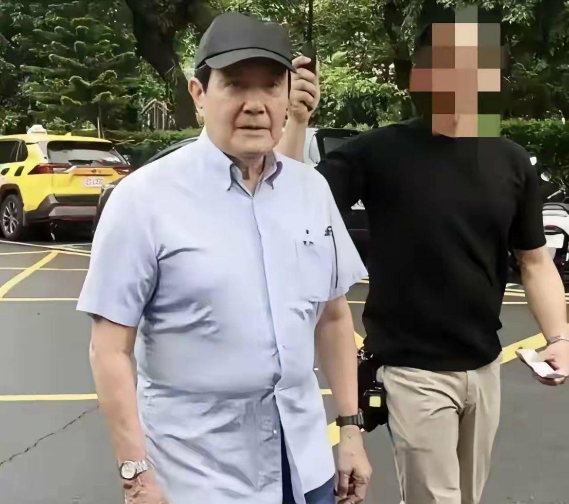 带两只表的人，左手一只，右手还戴一只，是个什么心态？这些表是给自己看的，还是给别