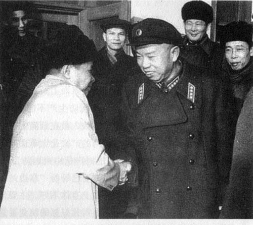 1927年，恶霸地主丁枕鱼被判死刑。刑场上 枕鱼对王树声大喊：“老五啊！我可是你