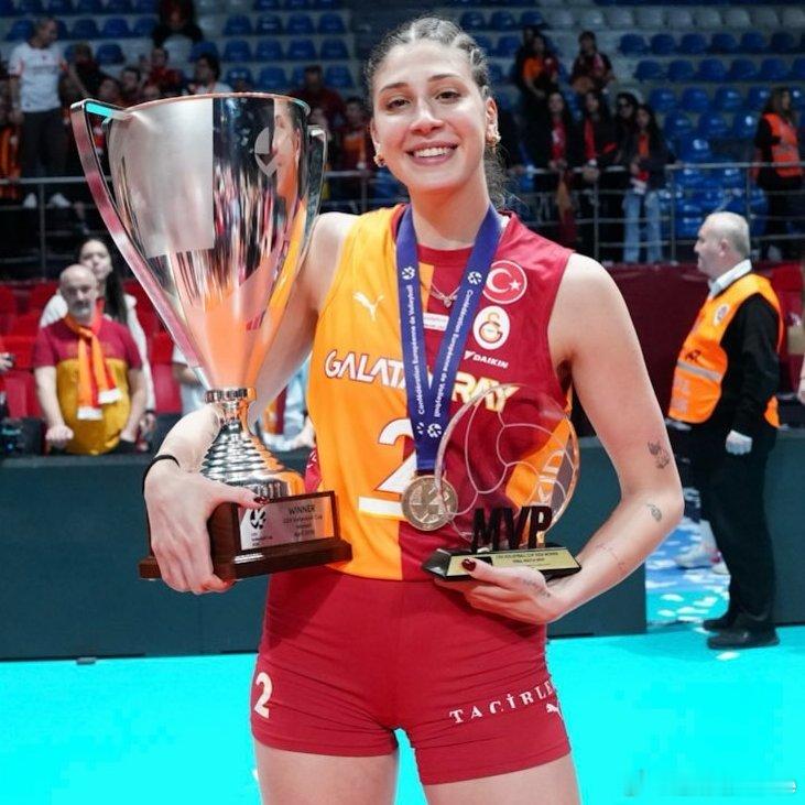 排球 ⚡️ 伊尔金.艾丁：“我们是冠军，Cimbom！🏆我们齐心协力，全情渴望