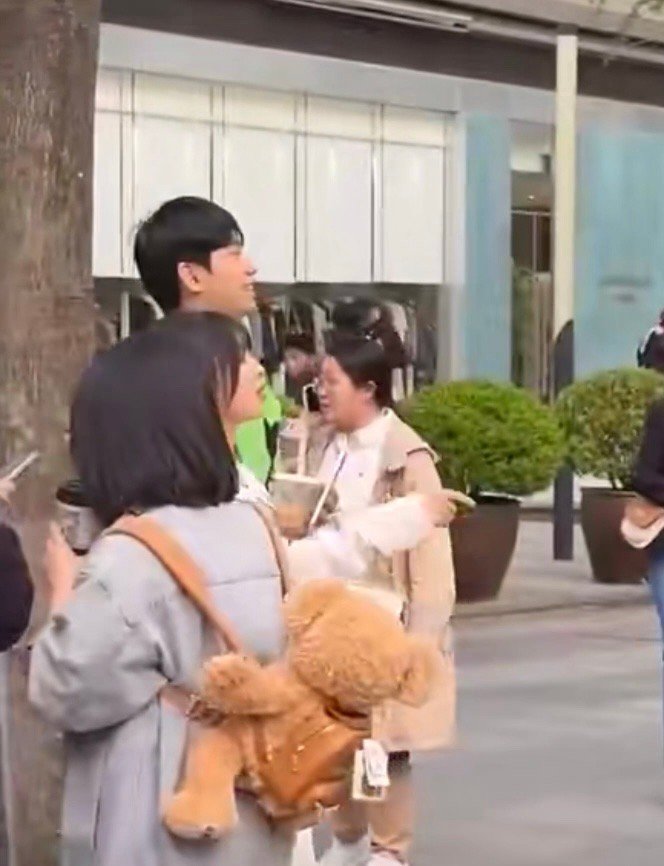 难道doinb 真要回来了？还是趁着特殊节日网友整活啊[笑cry]，如果真回来复