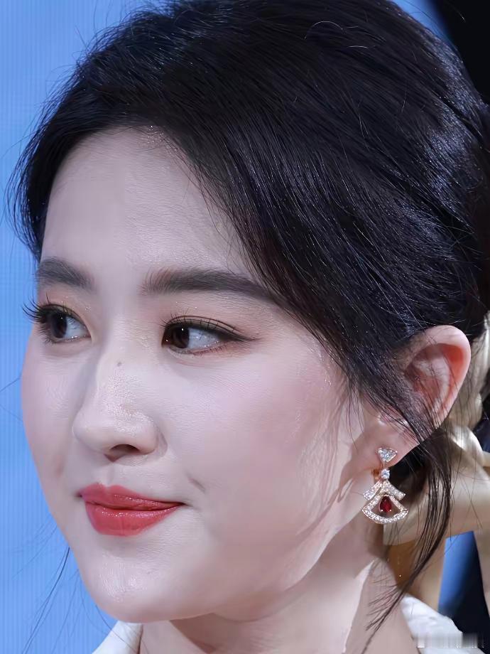 这才是现实里偶遇的刘亦菲！没有滤镜加持，却依旧自带清新气质，真实模样比镜头里更显