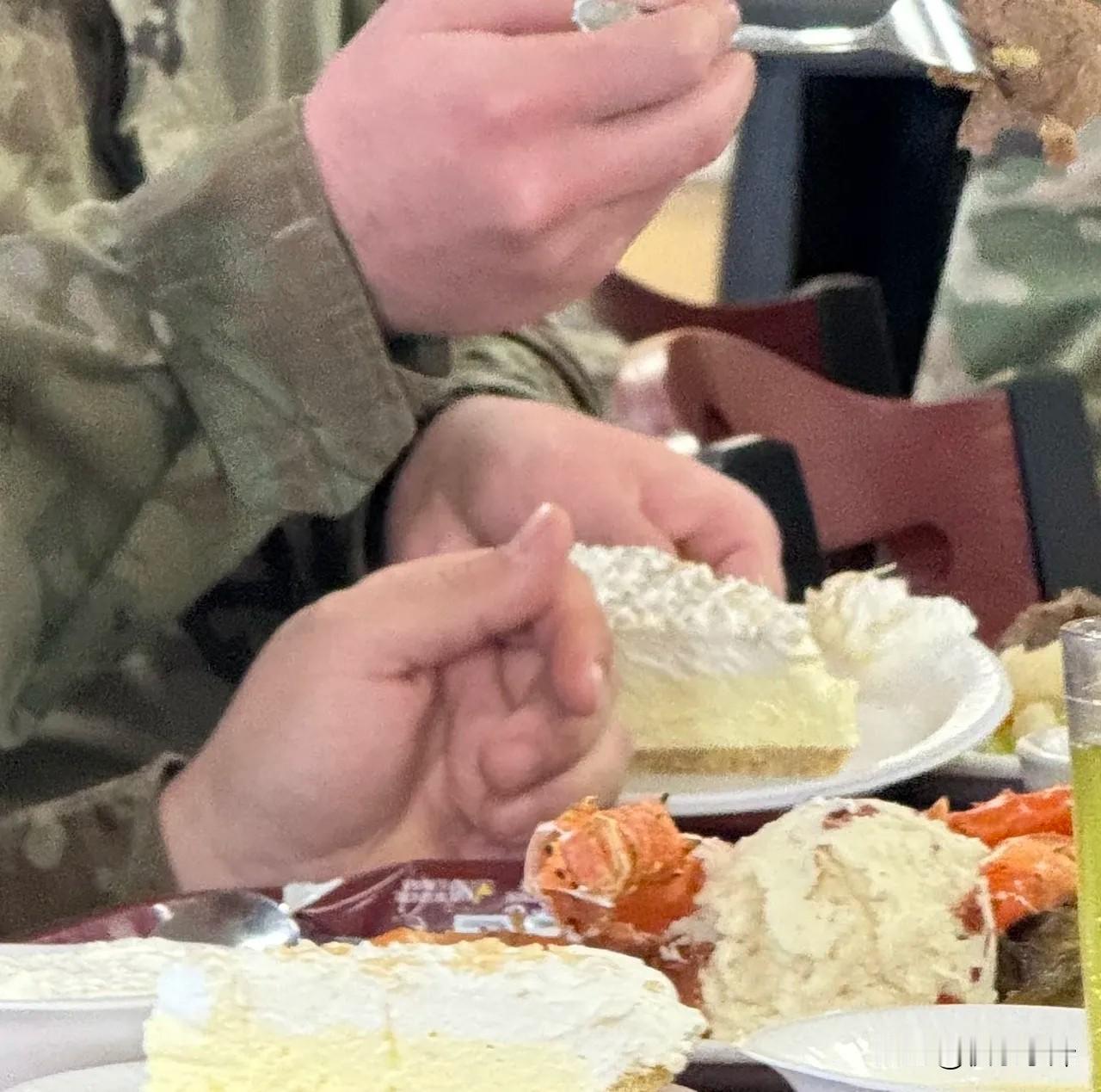 目前局势出现了不太好的信号，美军基地又摆出了高规格的出征宴。周五的食谱里有龙虾、