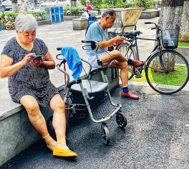 温馨家庭有三要素。
首先是小事要放手。很多家庭会因小事不放手产生内耗，像有些长辈