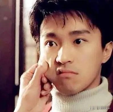 在香港演艺圈，长久以来流传着一种评价：周星驰不懂人情世故，性格古怪又不近人情。面