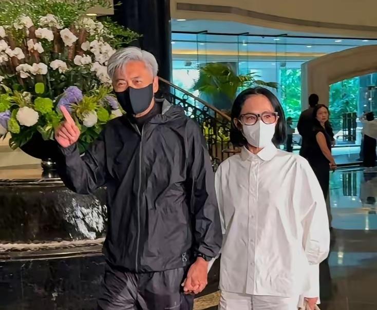 左边是周润发，笑得皱纹能夹死蚊子了。
右边是梁朝伟、刘嘉玲，悲伤又严肃。

这不