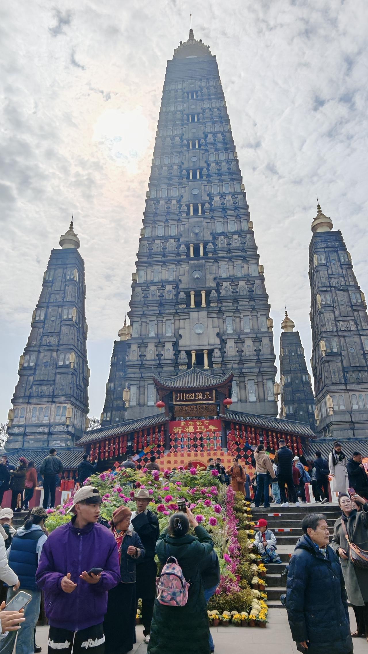 [玫瑰][玫瑰][玫瑰]红墙映喜，香火传福。在龙兴寺，赴一场马年的吉祥之约。万事