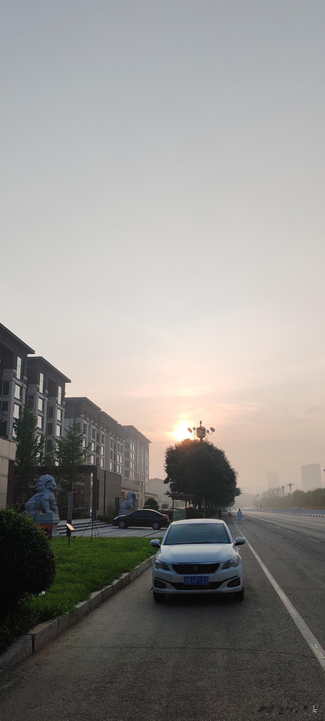 仔细想想，
说韩红和基金会，
是两个毫无瓜葛的独立机构，
那些月捐人的善款，
捐