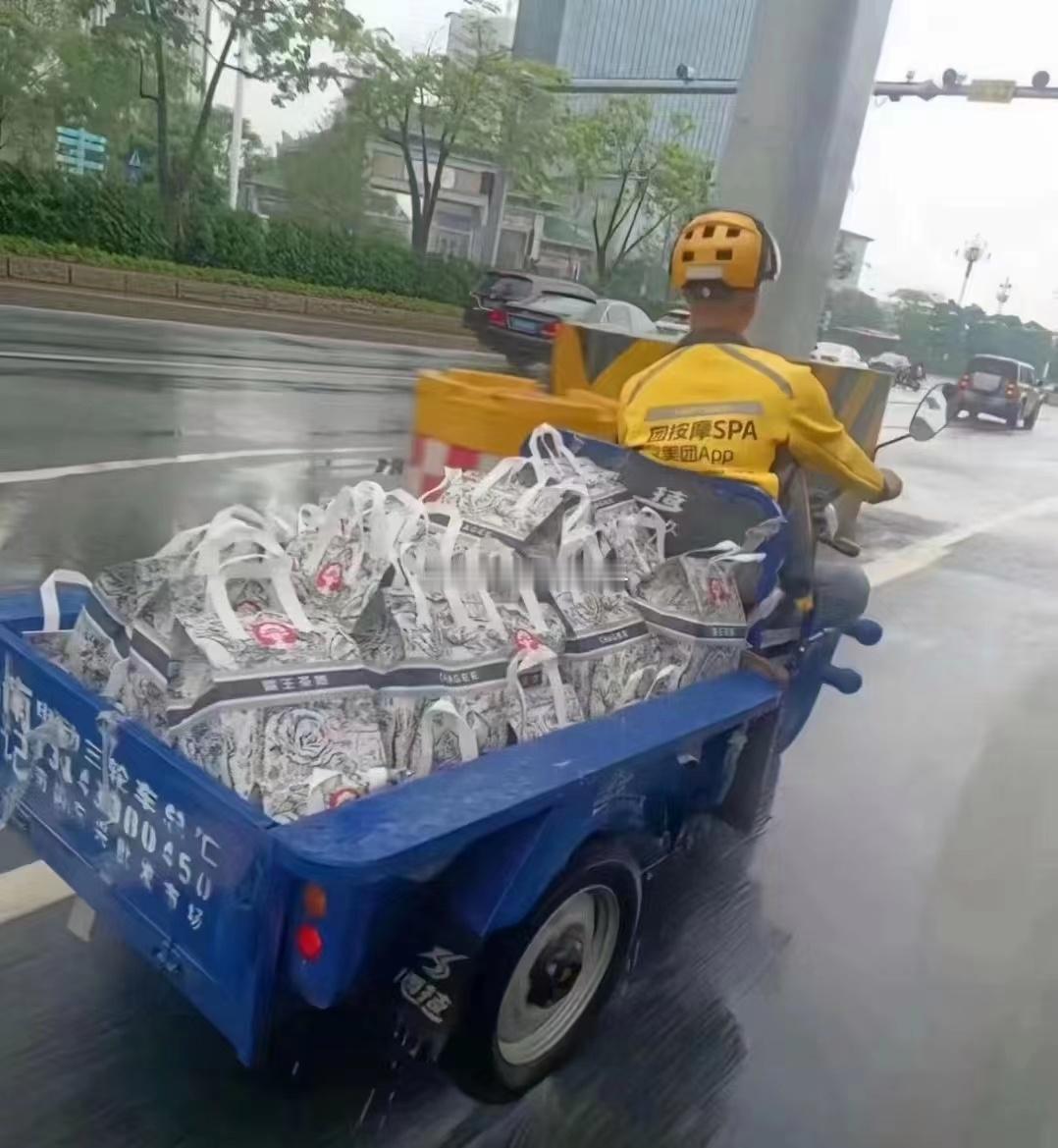 三蹦子送外卖？？？这送的什么外卖啊？？？一次买这么多~~