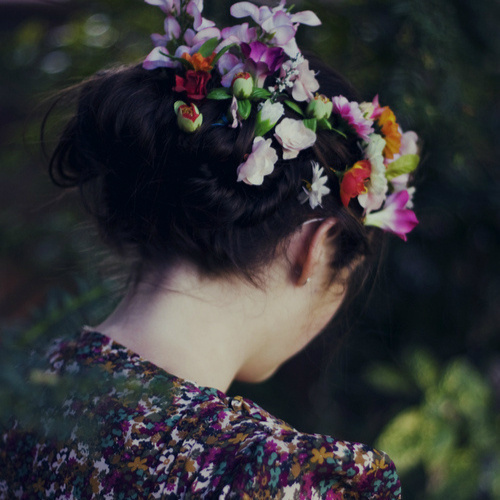 永远要记住，看破红尘淡泊名利永远是成功者的专利。对小人物而言，欲望才是生存下去的