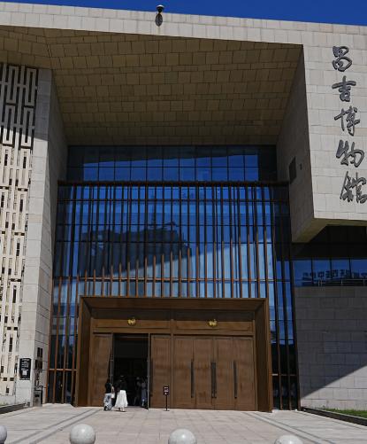 昌吉学院在新疆昌吉市，距离乌鲁木齐国际机场只有18公里。学校前身是1959年创办