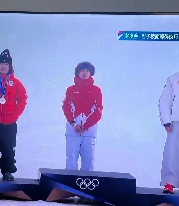 苏翊鸣 为了露表手忙脚乱 运动员靠实力赢得代言，品牌借运动员提升形象。领奖时亮产