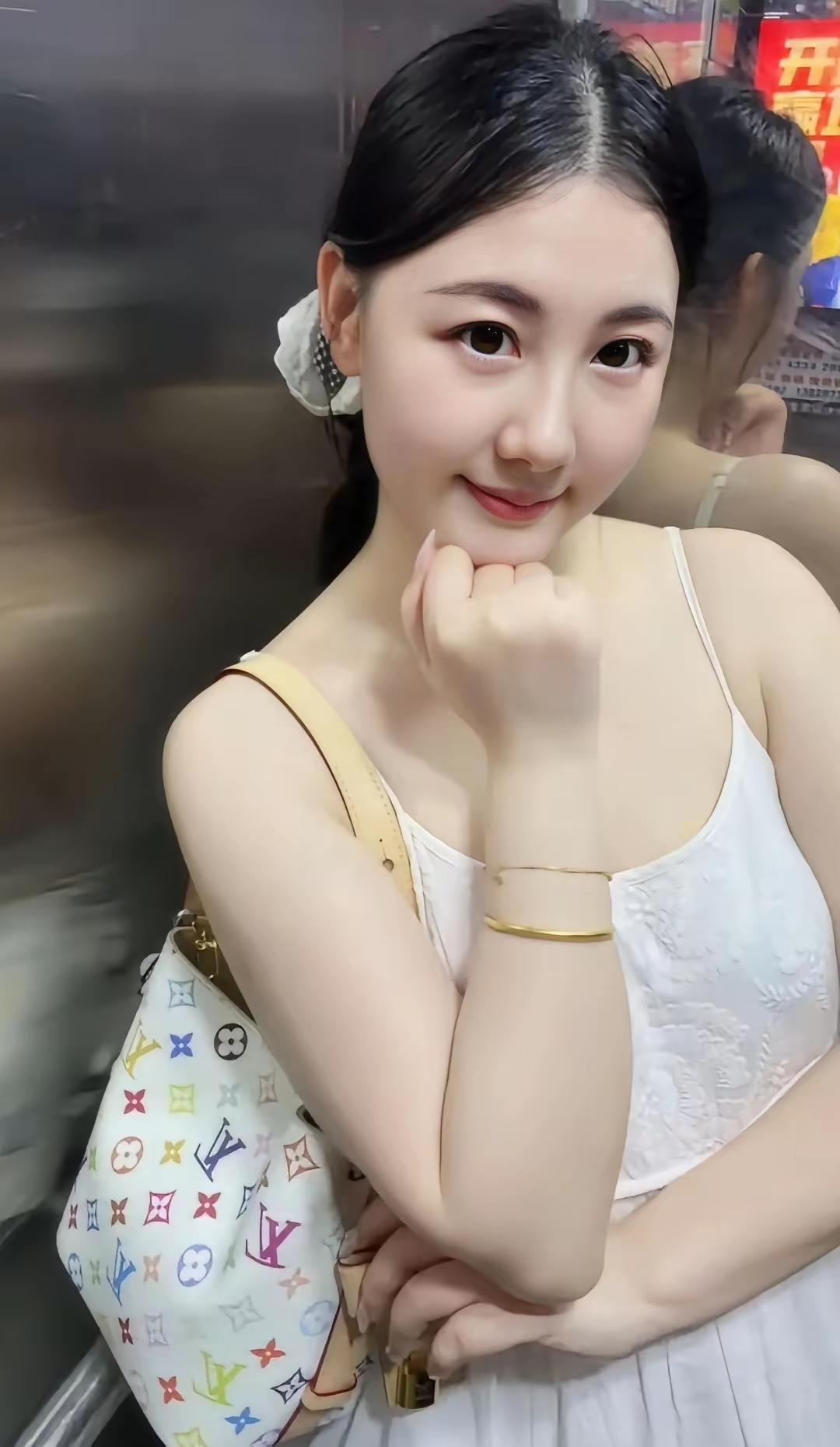 这位美女在地铁站里拍照呢。