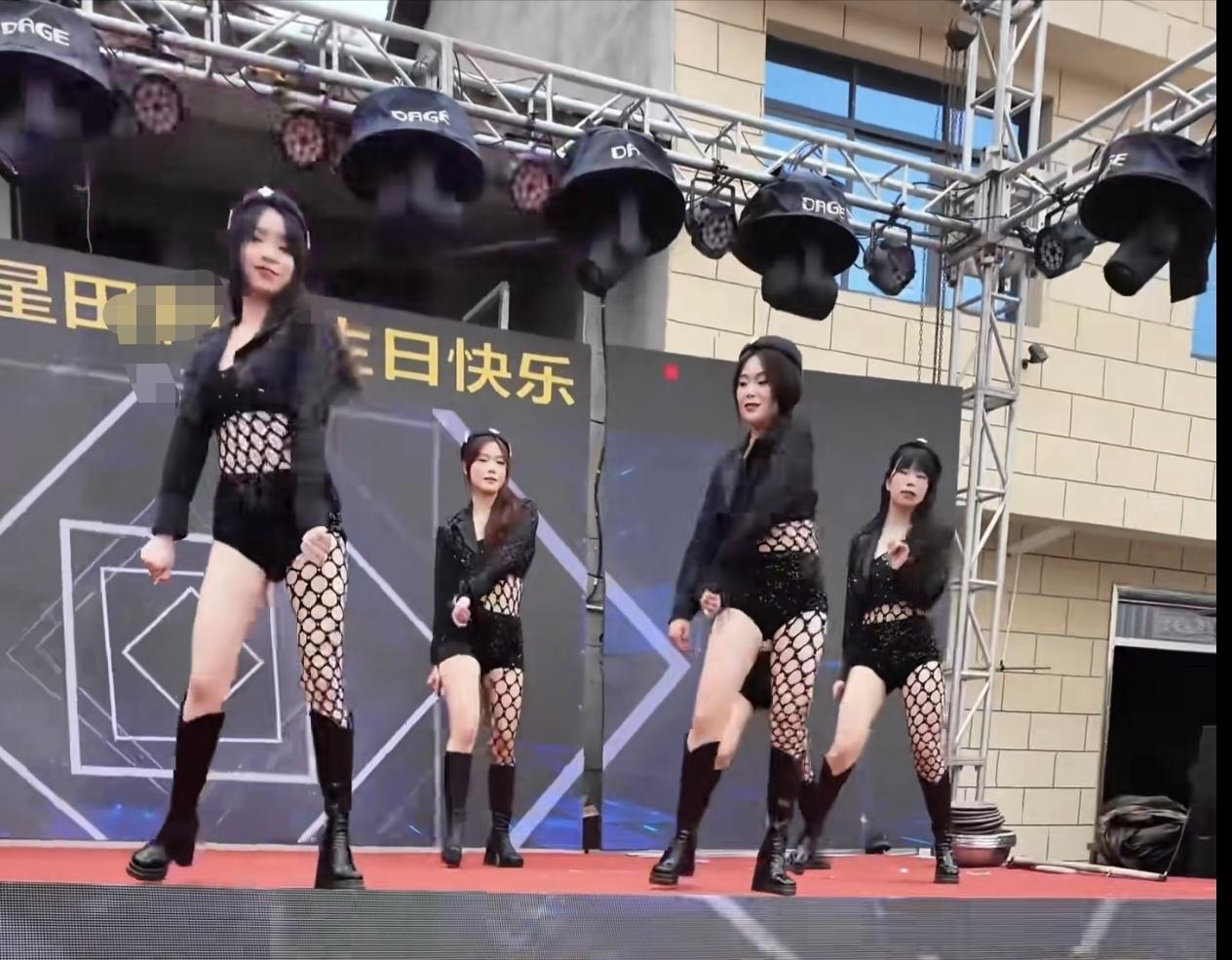 近日，重庆梁平。女儿为了庆祝老爷子的九十大寿，请来了当地的女团现场热舞为老父亲祝