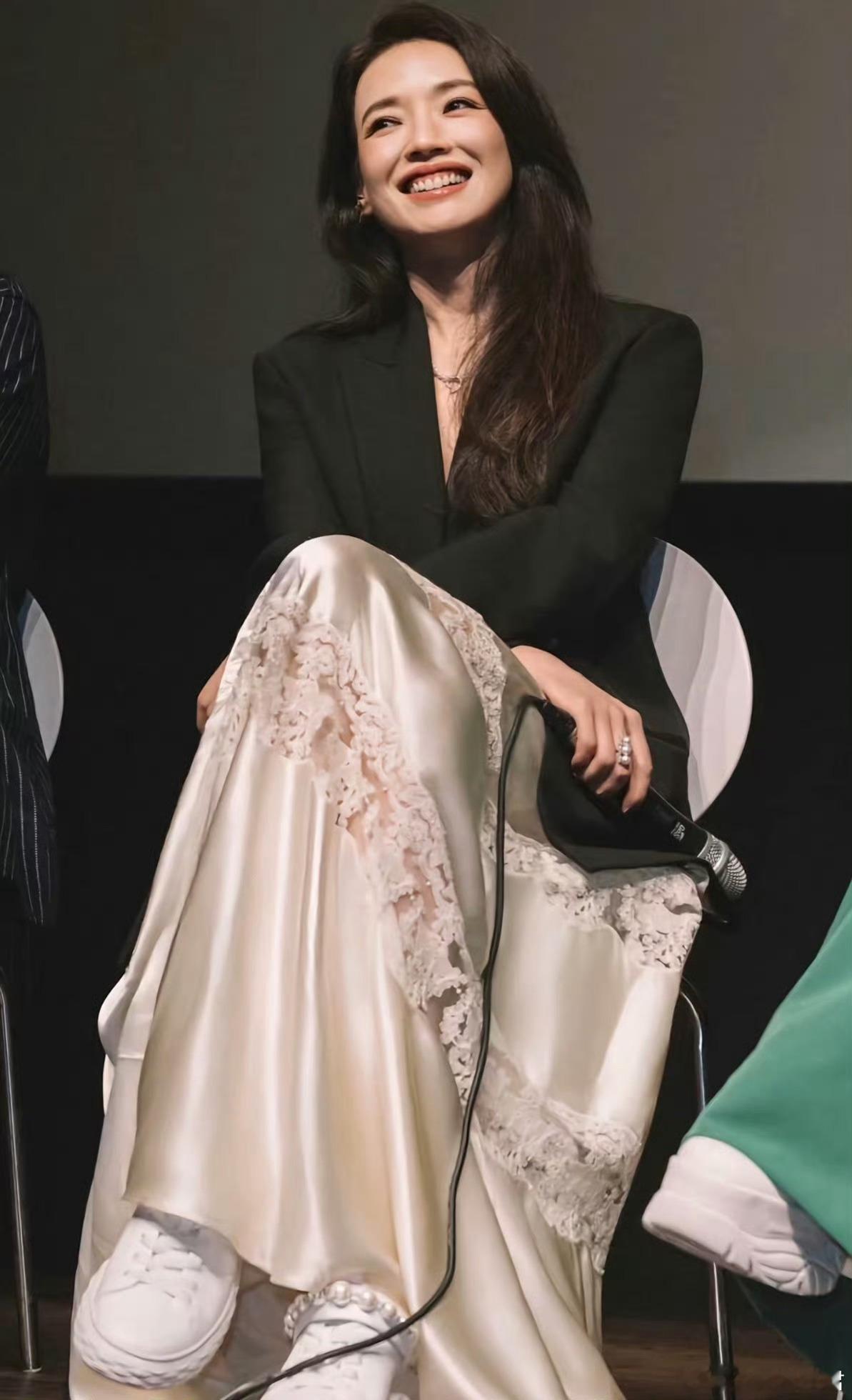 舒淇说我卸了妆还挺像50岁的舒淇太谦虚了，随便打扮一下就应了那句「岁月从不败美人