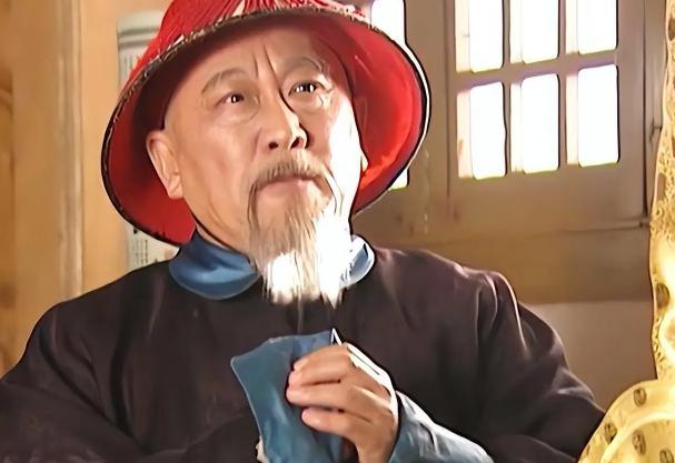 纳兰明珠得知康熙下令处死自己，急忙对妻子说：快去弹劾我要谋反。纳兰明珠作为清朝官