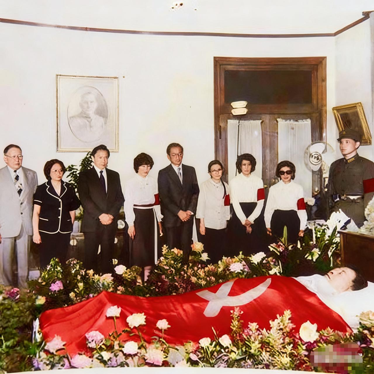 1981年，宋庆龄先生告别仪式上，孙女孙穗瑛、孙穗华、外孙女戴成功站在旁边悼念，