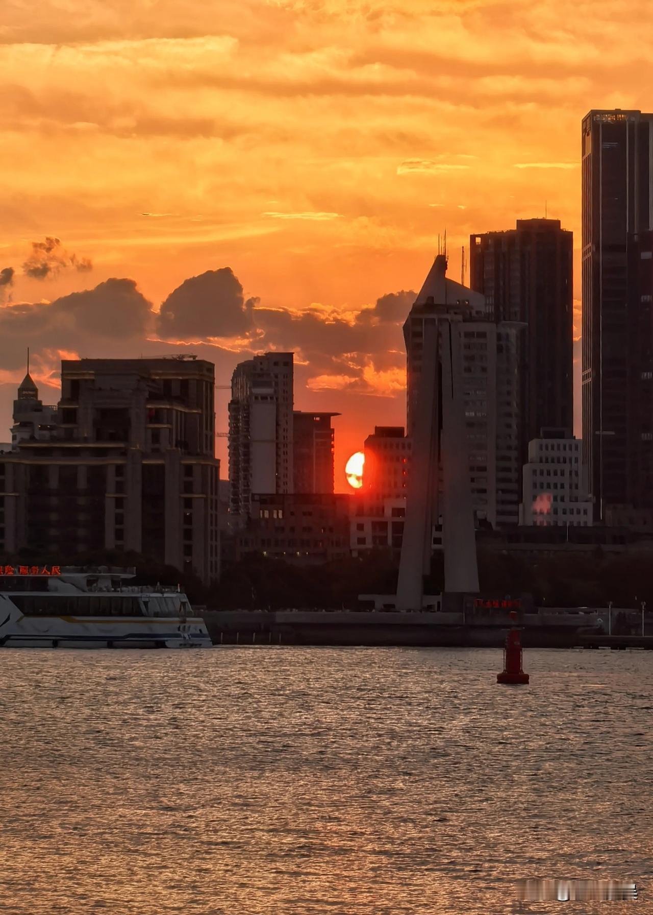 作为一个老上海，我也刚发现，上海竟然还有如此绝佳观赏夕阳美景之处，想想都是美好！