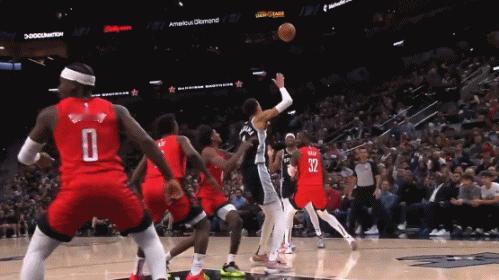 NBA赛场镜头：文班亚马的超级离谱扣篮，不得不感叹：这就扣了？
   看看文班咋