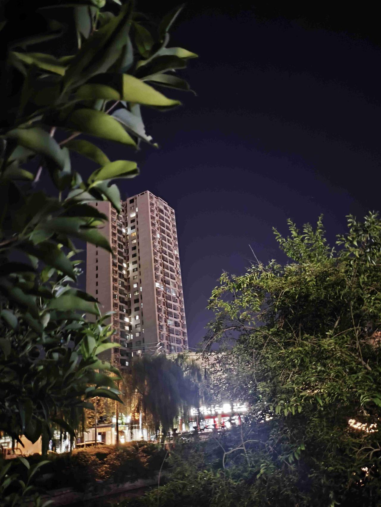我的今日状态：😭伤心难过
我这里的天气：☀️晴天
 闹市寻静处，夜景慰风尘。