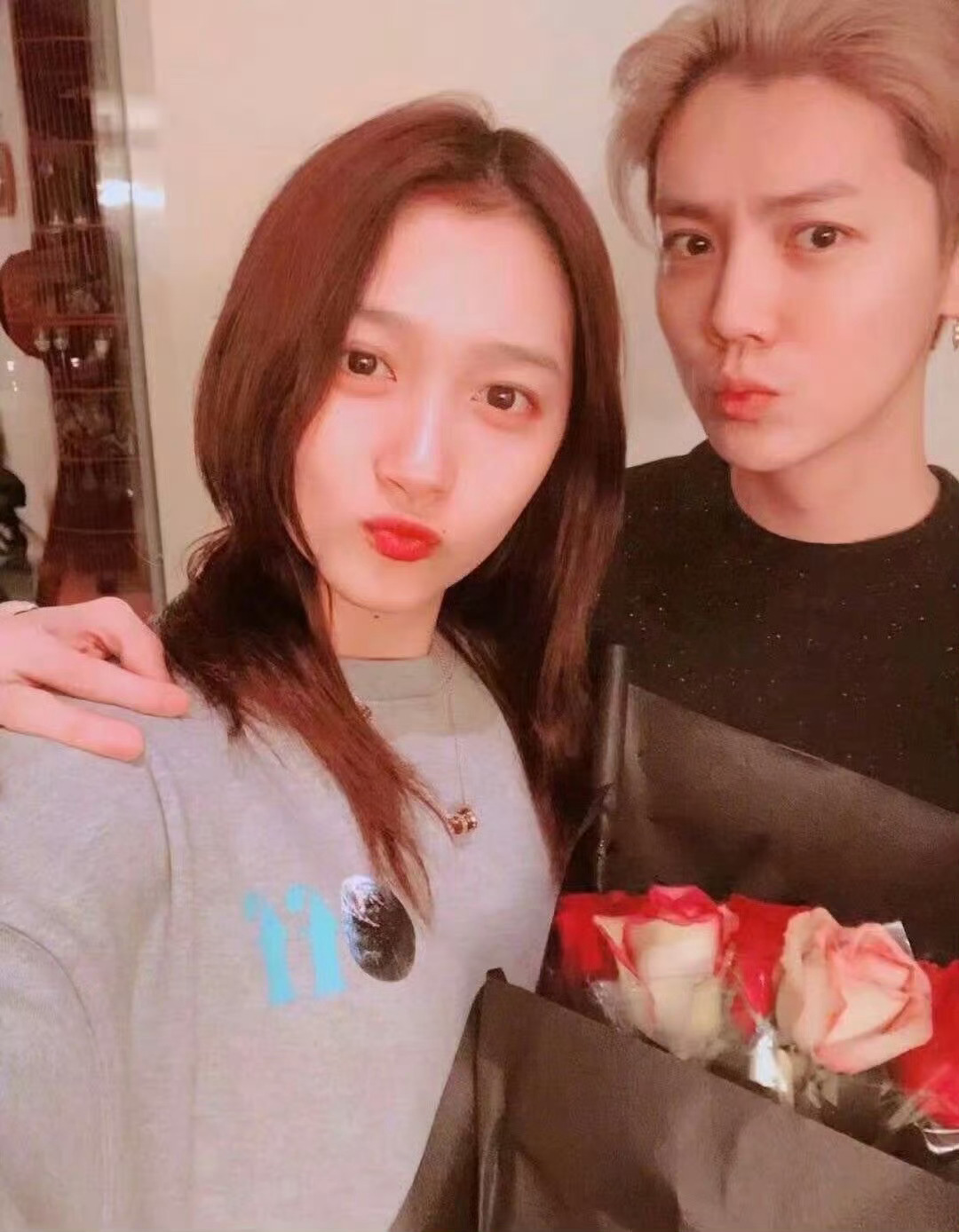 曝鹿晗和关晓彤分手原因没有证据在这乱猜测什么呢情侣分手和好都挺正常的吧老是打探别