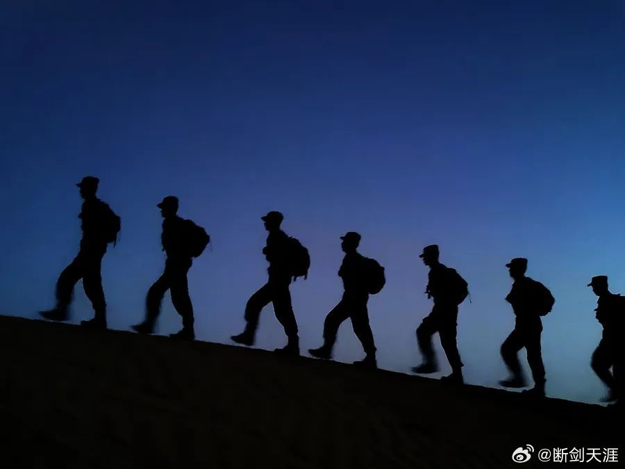 东风快递火箭军正青春火箭军 每一个在平凡中挺直的脊梁，都是照亮前行的光！ 