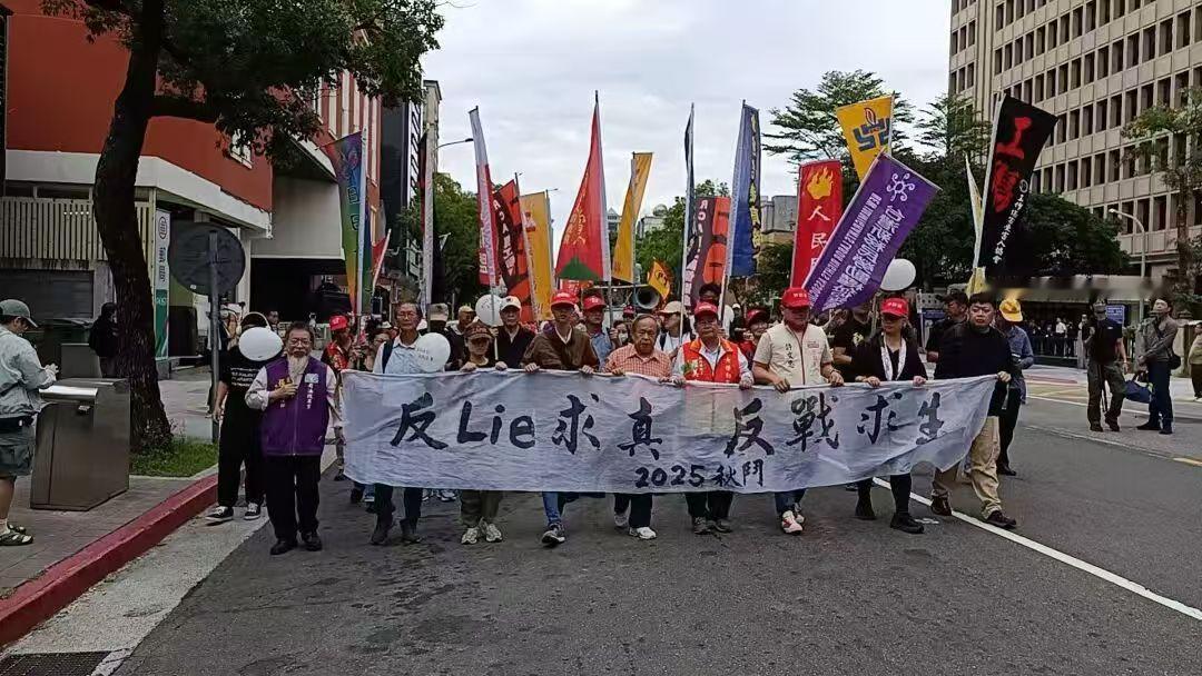 赖清德之流除了“跪美卖台”还会什么？！
赖清德又在向美国摇尾乞怜，用“天价军购”