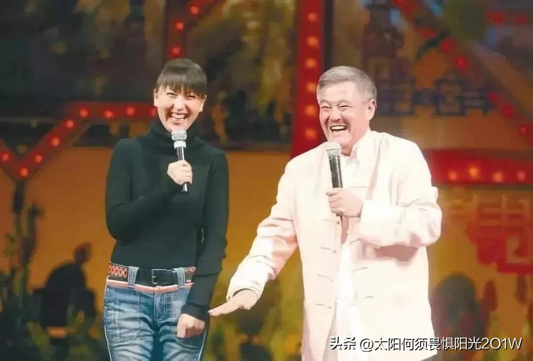 |2001年，闫学晶正在春晚后台候场，导演突然走过来对她说，由于前面黄宏的节目超
