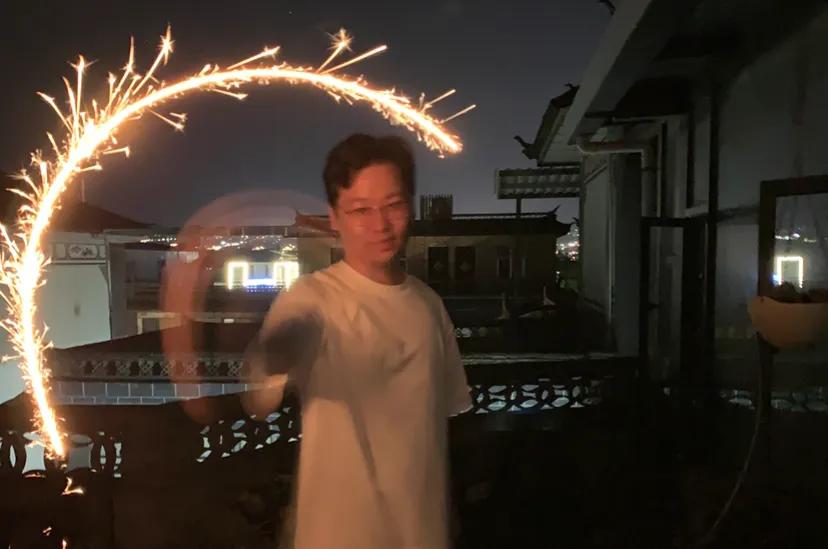 李小龙有一句名言：要满意，别满足

什么意思呢？其实就是我们要对生活中、学习中、