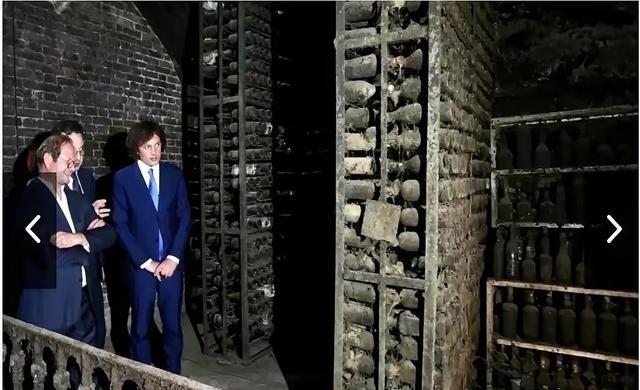 格鲁吉亚政府，最近干了件大事。他们把斯大林藏在第比利斯的一个秘密酒窖给打开了。铁
